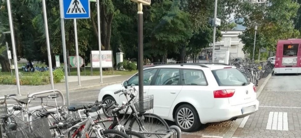 Entra nella corsia degli autobus ed esce dal passaggio pedonale, manovra pericolosa in piazza Dante